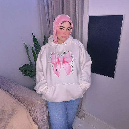 هودي ميلتون أبيض مطبوع فيونكة وردية 🎀